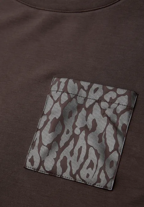 Schwarzes T-Shirt mit aufgesetzter Tasche im grauen Animal-Print.
